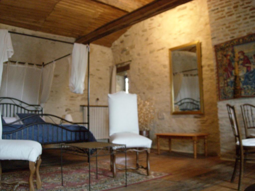 Bed and Breakfast La Tour Des Laudes Breuil-Barret Pokoj fotografie