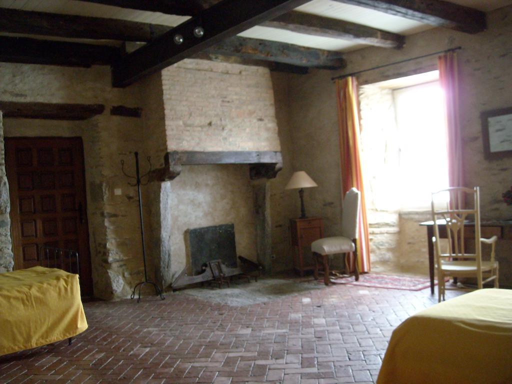 Bed and Breakfast La Tour Des Laudes Breuil-Barret Pokoj fotografie