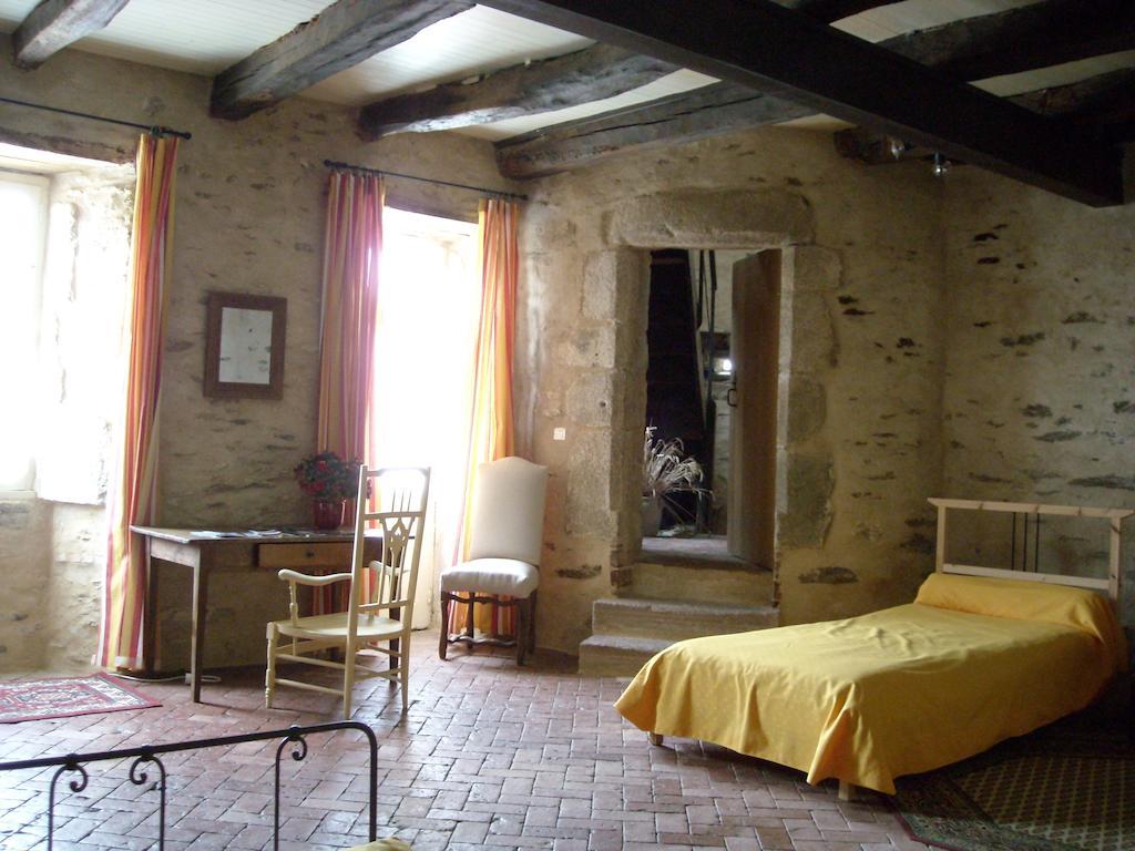 Bed and Breakfast La Tour Des Laudes Breuil-Barret Pokoj fotografie