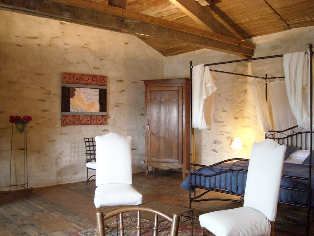 Bed and Breakfast La Tour Des Laudes Breuil-Barret Pokoj fotografie